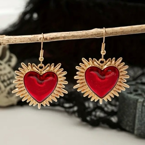 ✨ModCloth Morven Red Gold Heart Earrings - Picture 1 of 5